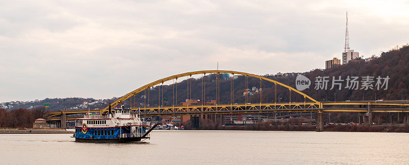 美国宾夕法尼亚州匹兹堡，俄亥俄河上盖特威克利伯舰队的一艘明轮船，背景是Point、Fort Pitt桥和华盛顿山